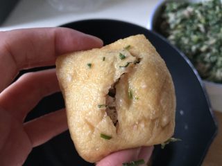 9、油豆腐塞肉,这样一个就做好了，油豆腐恢复原样。