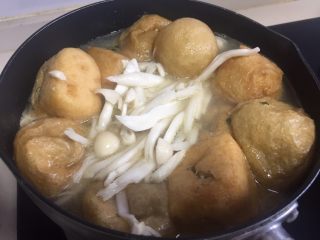 11、油豆腐塞肉,全部塞完放汤锅里，加入高汤和清水，清水的量无所谓，喜欢喝汤就多加一点，不喜欢就少加一点，煮开后可以加些菌菇进去，使汤的味道更鲜美。