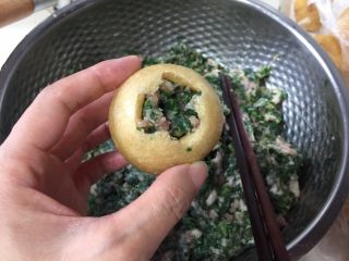 10、油豆腐塞肉,这样的油面筋同样的做法。