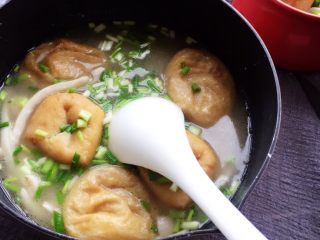 12、油豆腐塞肉,关火撒葱花，可加少许盐，高汤是咸味的话可不加，可以尝一口在加盐，稍微加一点，味道淡一点。