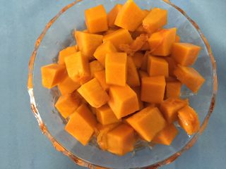 5、南瓜小米粥,南瓜切成小块