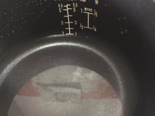 6、南瓜小米粥,电饭锅里加入水（2人份）