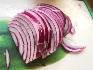 2、蚝油洋葱炒肉,洋葱切丝