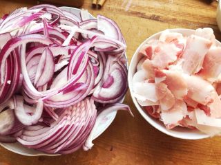 3、蚝油洋葱炒肉,五花肉切片