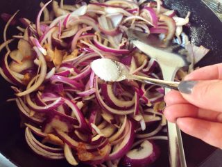 10、蚝油洋葱炒肉,加一小勺盐