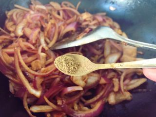 12、蚝油洋葱炒肉,花椒粉少许，全程小火炒，火太大会糊锅，这道菜不能加水，所以要小火有耐心，炒到洋葱变软