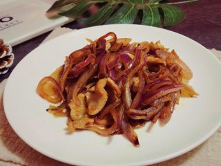 14、蚝油洋葱炒肉,成品图，很下饭的一道菜。