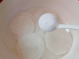 4、糖醋白萝卜,装入大碗中，加入盐