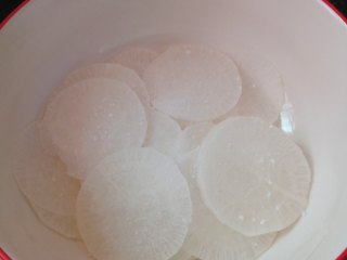 5、糖醋白萝卜,拌匀，腌渍30分钟