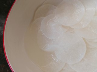 7、糖醋白萝卜,腌到30分钟，腌出更多萝卜水分