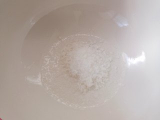 9、糖醋白萝卜,碗中加入白砂糖