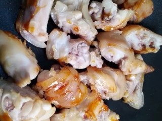 6、红烧猪蹄,下入猪蹄翻炒均匀