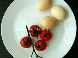 1、蛋皮西红柿,备好食材:鸡蛋,小番茄;