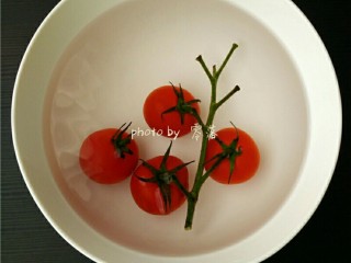 2、蛋皮西红柿,小番茄洗净后,用淡盐水浸泡片刻;