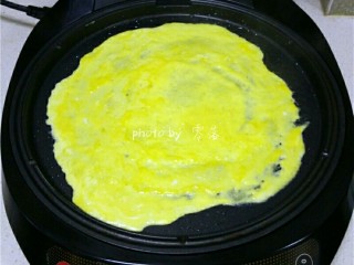 5、蛋皮西红柿,倒入蛋液,尽量摊薄一点,启动“煎蛋/薄饼”程序;