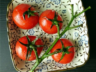 8、蛋皮西红柿,调入适量盐,再抹上适量植物油;