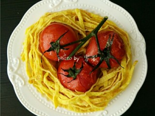 11、蛋皮西红柿,15分钟后,将小番茄摆在蛋皮里,撒上适量现磨黑胡椒粉;