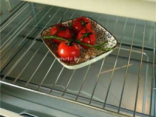 10、蛋皮西红柿,烤箱预热完成后,将烤网放进烤箱中层,再放上烤碗,烤15分钟;