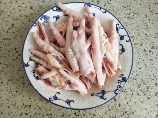 1、柠香泡椒凤爪,鸡爪剪去指甲，剁成两瓣