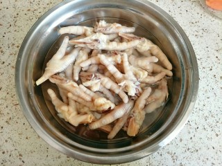 3、柠香泡椒凤爪,煮熟的鸡爪过一遍冷水，洗掉浮沫，泡在冰水里(水是开水烧开放凉的，不能是自来水)