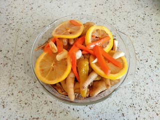 7、柠香泡椒凤爪,加入鸡爪拌匀，包住保鲜膜放入冰箱冷藏一夜