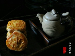 1、中式点心#潮汕腐乳饼#,注意事项:1:腐乳选广式微辣的红腐乳。2:面皮的清水根据状态决定要不要添加,所以我配方中没有备注。3:玻璃肉一定要腌制足够的时间。4:馅料中添加糯米粉也是根据馅料干湿程度决定。