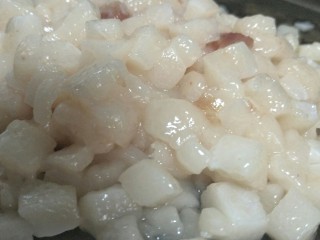 2、中式点心#潮汕腐乳饼#,先来腌制玻璃肉:肥肉无需清洗,把肥猪肉切成小的方块(砧板和刀具要干燥无水,尽量切小块口感才不会腻)