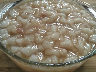 4、中式点心#潮汕腐乳饼#,加入糖 白酒 腐乳汁 腐乳2块用手把所有材料拌均