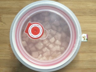 5、中式点心#潮汕腐乳饼#,倒入干净无水无油的器皿里密封好放入冰箱冷藏至少三天三夜