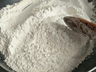 6、中式点心#潮汕腐乳饼#,糯米粉开小火炒熟