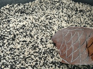 7、中式点心#潮汕腐乳饼#,黑白芝麻混合一起炒熟