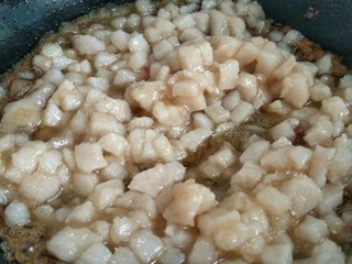 9、中式点心#潮汕腐乳饼#,把腌制好的肥肉倒入锅里炒