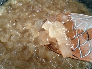 10、中式点心#潮汕腐乳饼#,炒到如图所示:肥肉变透明,这就是玻璃肉(切记不要炒过,影响口感)