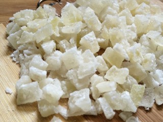 11、中式点心#潮汕腐乳饼#,把瓜丁切小块