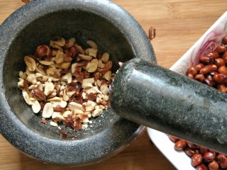 12、中式点心#潮汕腐乳饼#,晾凉后的花生弄碎