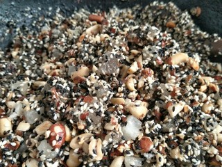 13、中式点心#潮汕腐乳饼#,在玻璃肉里加入花生 黑白芝麻 瓜丁 拌均匀