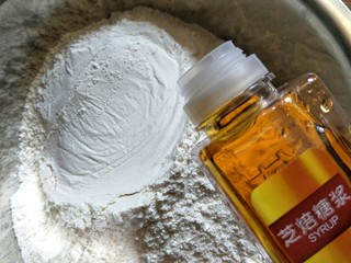 15、中式点心#潮汕腐乳饼#,面粉里加入糖浆