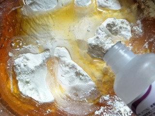 16、中式点心#潮汕腐乳饼#,加入麦芽糖浆 碱水和花生油