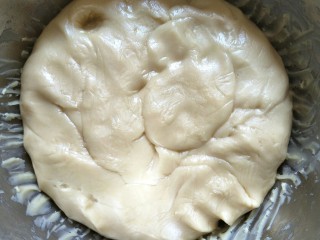 17、中式点心#潮汕腐乳饼#,混合均匀加入50克清水(清水克数只作参考,具体根据面粉吸水程度进行增减,面团的干湿程度类似于做馒头的面团)静置醒发30分钟