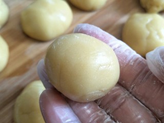 18、中式点心#潮汕腐乳饼#,把面皮平均分成每个30克并揉成小圆团备用