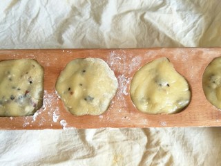 21、中式点心#潮汕腐乳饼#,放入模具压花纹(我的模具是直径5厘米,深1.5厘米。也可以用小号的月饼模具压花纹)