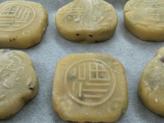 22、中式点心#潮汕腐乳饼#,放入烤盘