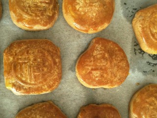 23、中式点心#潮汕腐乳饼#,预热烤箱200°,中层上下火先烤10分钟取出表面刷蛋黄水,继续烤10分钟即可(蛋黄加一点点水就是蛋黄水了)