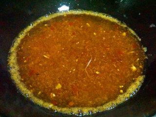 1、豆瓣鲫鱼,炒香辅料后倒入适量清水