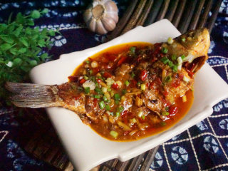 4、豆瓣鲫鱼,成品出炉，一条咸下饭的鱼就做好了