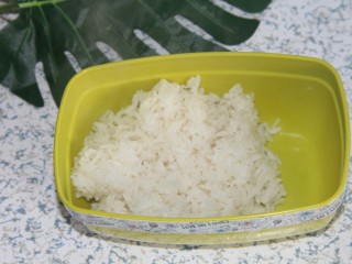 12、幸福便当~沙拉烤肉拌饭,放入饭盒