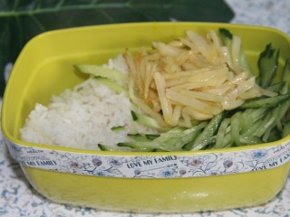 14、幸福便当~沙拉烤肉拌饭,放土豆丝