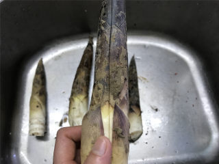 1、油焖笋  ,首先把买来的笋剥去外面的笋壳。教你一个快速剥笋的窍门，就是先用刀在笋上这么划上一刀，沿着刀口直接就可以把整个笋壳剥下来了，不用再一层层地剥。