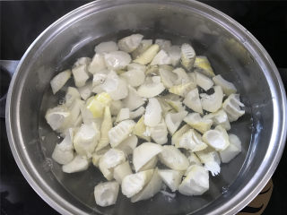 5、油焖笋  ,放入切块的笋焯下水，因为笋中含有草酸，焯水后能去掉它的涩味。