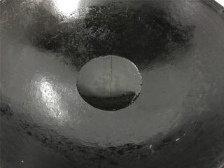 7、油焖笋  ,锅中倒入适量油。